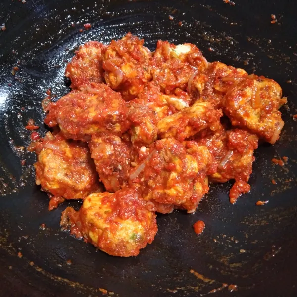 Sambal telur dadar siap dihidangkan.