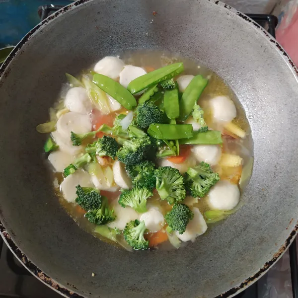 Masukkan ercis dan brokoli. Kemudian bumbui dengan lada bubuk, penyedap rasa, garam, dan  saus tiram.