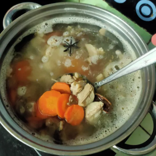 Masukkan sayur wortel terlebih dahulu hingga setengah empuk, lalu masukkan bumbu halus bawang putih yang sudah di tumis terlebih dahulu.