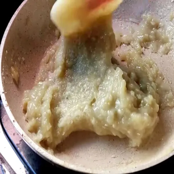 Buat vla durian, campur durian, air, tepung terigu, susu kental manis dan garam, masak sampai kental, sisihkan biarkan dingin.