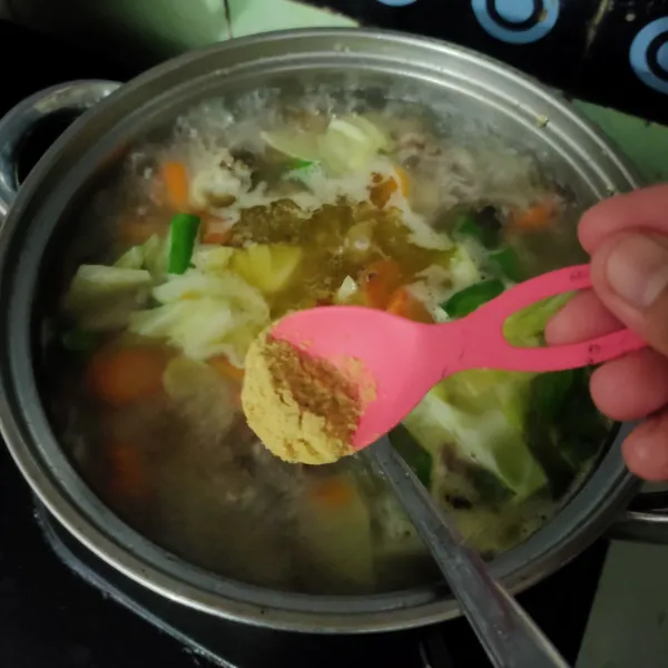 Masukkan sayur kol dan buncis, beri garam dan kaldu bubuk, lalu aduk rata.