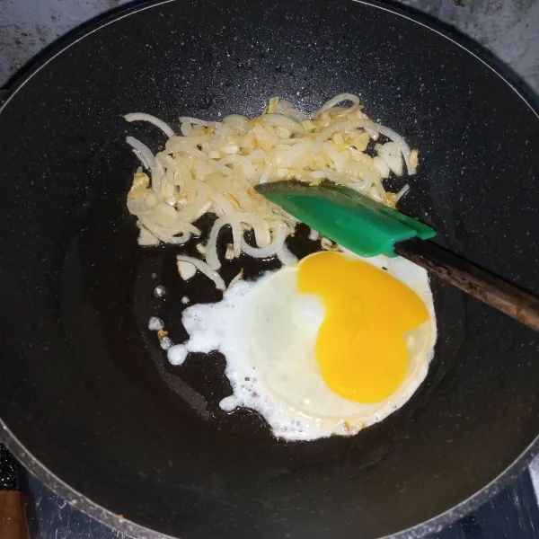 Tumis bawang bombai dan bawang putih sampai harum dan layu. Kemudian masukkan telur. Masak sambil diorak-arik.