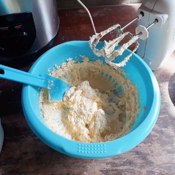 Mixer margarin dan gula dengan keceptan tinggi selama 2 menit.