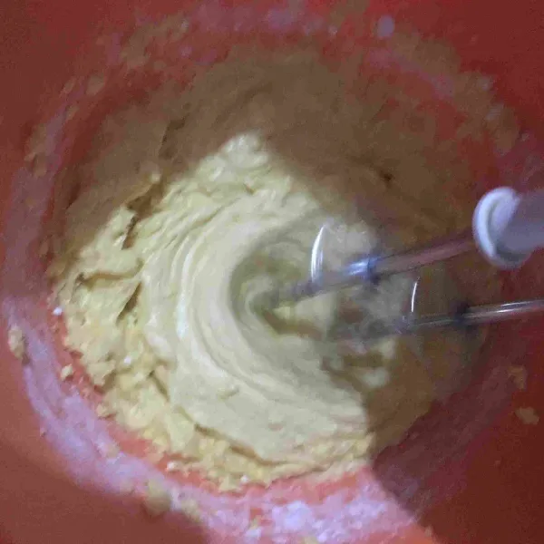 Mixer butter dan gula halus dengan kecepatan tinggi hingga lembut.