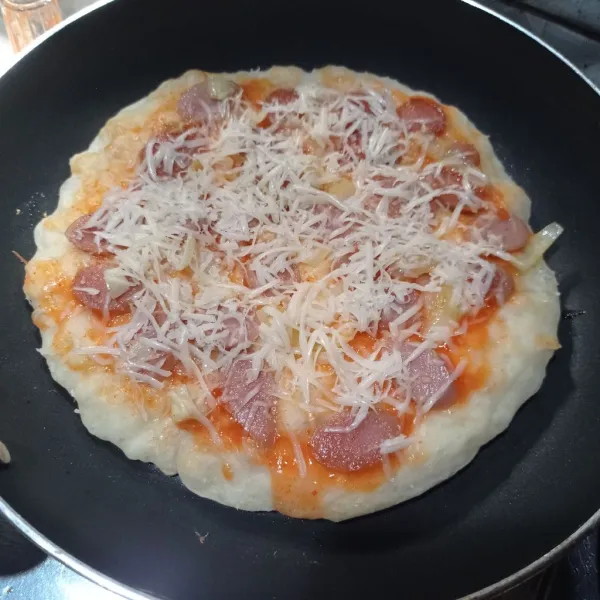 Nyalakan api kecil, lalu panggang pizza selama 5-10 menit atau sampai matang, teflon diberi tutup agar pizza matang merata.