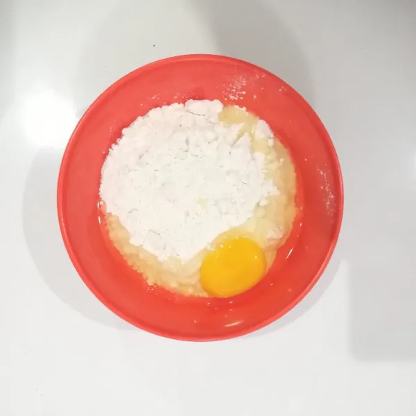 Masukkan ke dalam mangkuk tepung terigu, telur, dan garam, lalu aduk rata.