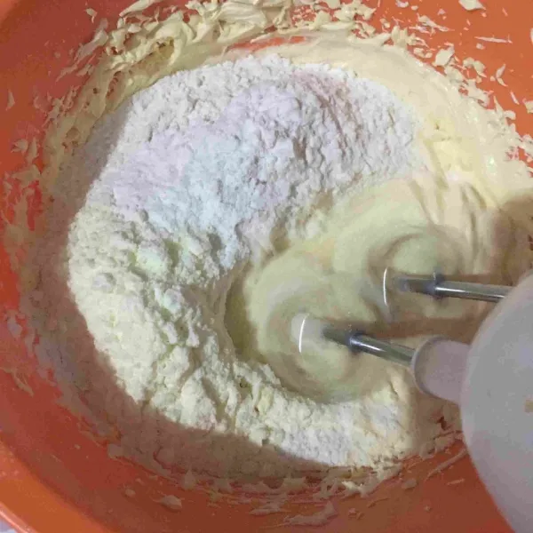 Masukkan tepung terigu, vanili bubuk dan susu bubuk mixer dengan kecepatan rendah hingga tercampur merata.