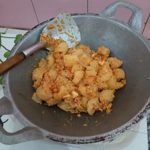 Masukan kikil, gula, garam, bawang putih bubuk, penyedap masak sampai bumbu meresap.