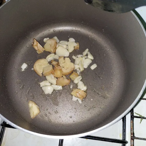 Dalam panci, tumis jahe dan bawang putih hingga harum.