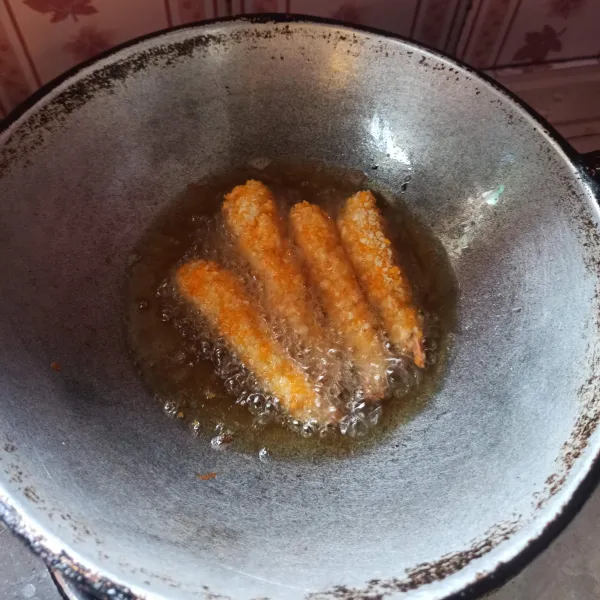 Panaskan minyak goreng secukupnya, masukkan udang dan goreng hingga golden brown.