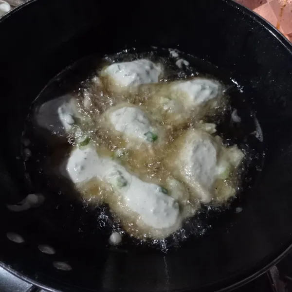 Goreng pada minyak panas hingga kering dan matang, lalu angkat dan tiriskan.