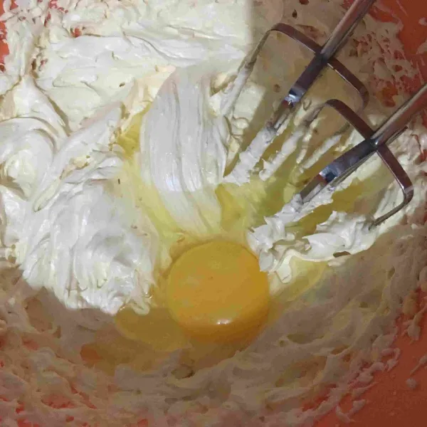Kemudian masukkan telur, mixer lagi hingga mengembang.