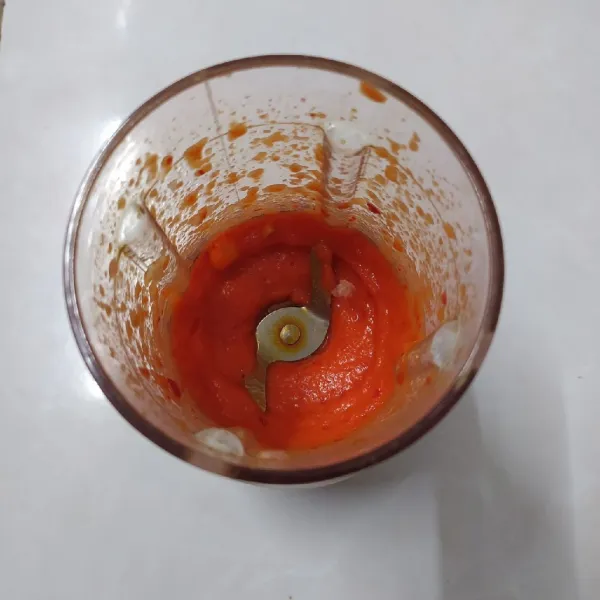Blender bawang merah, bawang putih, cabe merah dan tomat sampai halus.