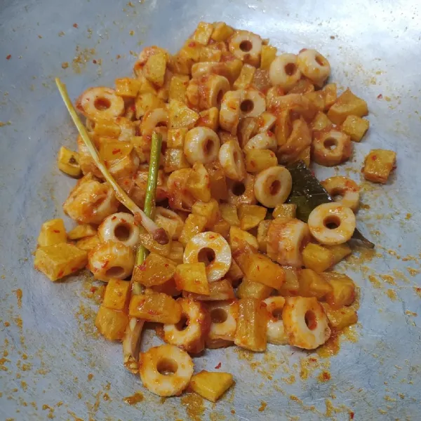 Masukkan chikuwa dan kentang goreng. 
Aduk sampai tercampur rata dengan bumbu. 
Angkat dan sajikan.