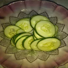 Cuci bersih timun, lalu iris-iris.