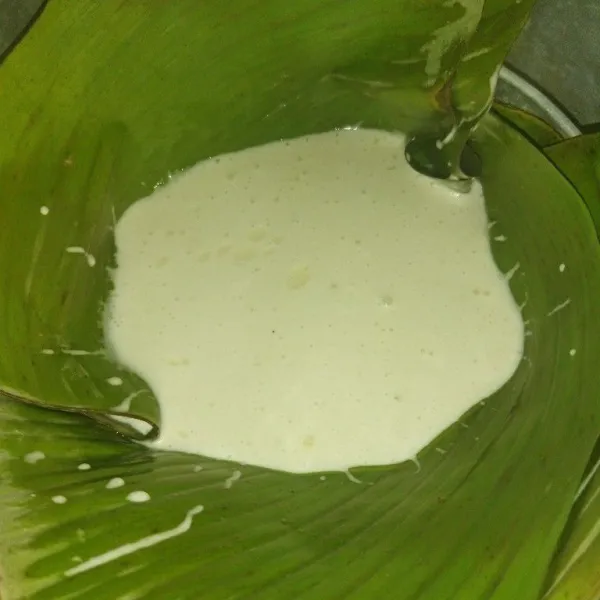 Masukkan santan, aduk rata, tambahkan minyak goreng, aduk rata, lalu panaskan kukusan, tata loyang di kukusan yang sudah mendidih, lalu di atas loyang di tata daun pisang yang sudah dioles minyak goreng, lalu tuang adonan mochi, kukus adonan selama 30 menit.