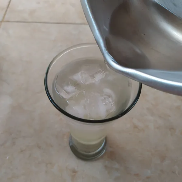 Tuangkan air rebusan tadi ke gelas.