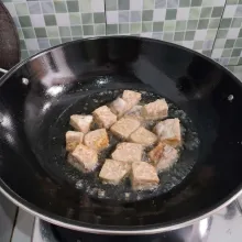 Goreng tempe hingga garing, angkat dan tiriskan.