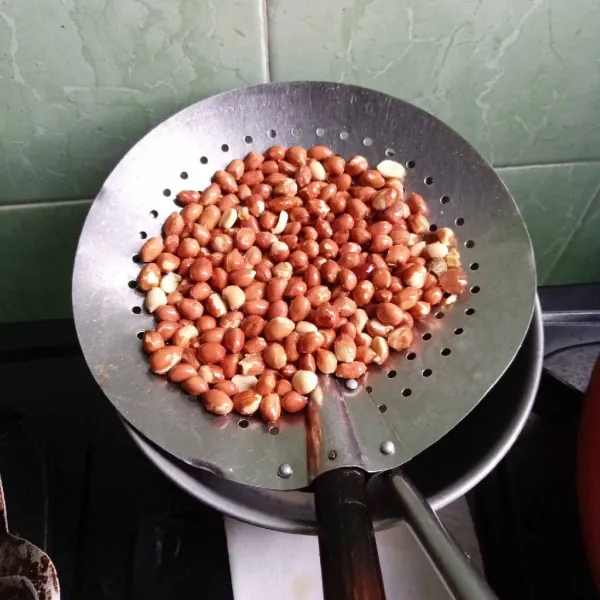 Goreng kacang tanah dan tiriskan.