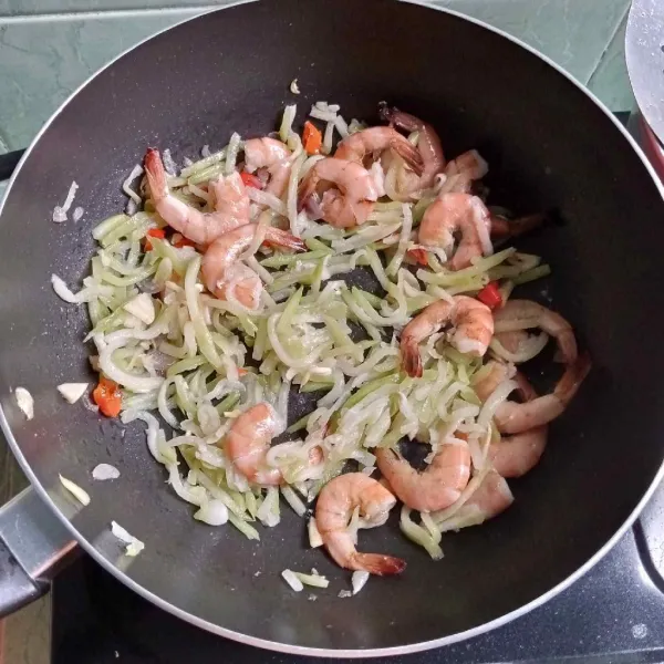 Masukkan labu siam, tumis hingga layu lalu masukkan tempe kacang.