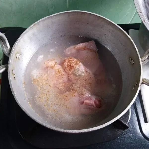 Masukkan ayam di panci. Tuang air bumbui garam dan lada bubuk. Rebus hingga empuk.