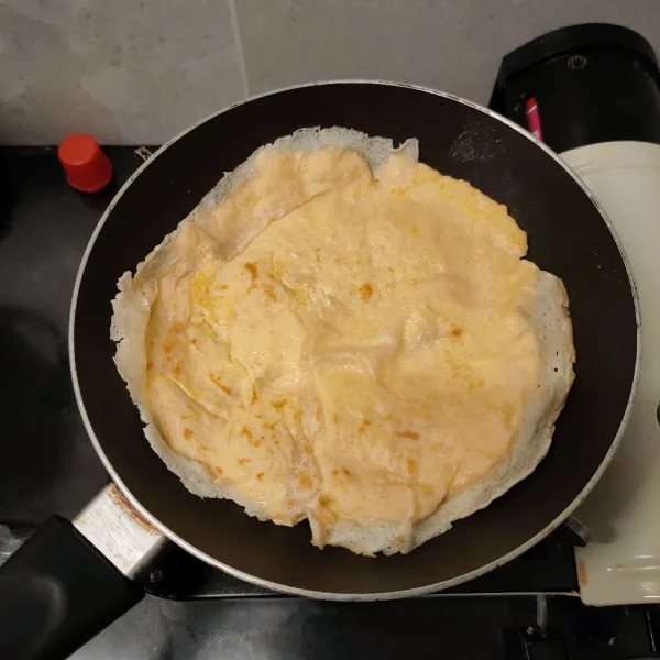 Tutup kembali dengan kulit lumpia, masak, bolak-balik hingga isian matang.