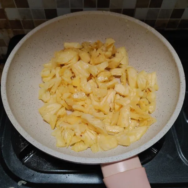 Membuat isian : kupas nanas, lalu cuci hingga bersih kemudian potong menjadi kecil-kecil. Lalu masak menggunakan pan anti lengket.