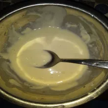 Dalam wadah, campur tepung terigu, tepung maizena, lada bubuk, garam, bawang putih bubuk, dan air, lalu aduk sampai rata. Adonan tidak terlalu kental dan tidak terlalu encer.