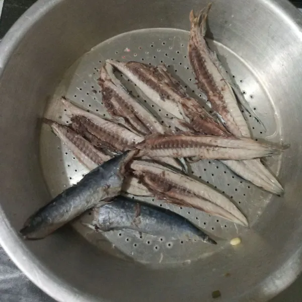 Bersihkan ikan pindang dari kepala dan durinya. 
Cuci bersih, kemudian goreng setengah matang.