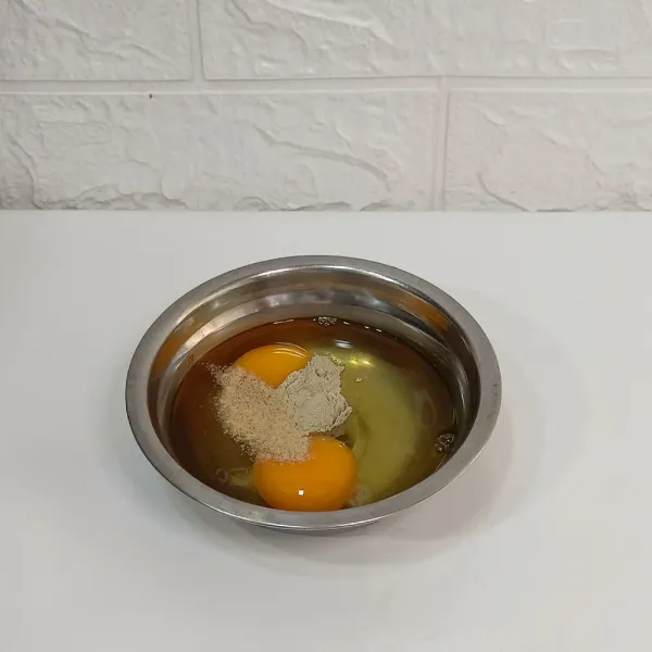 Kocok telur dengan white anchovy powder dan lada bubuk.