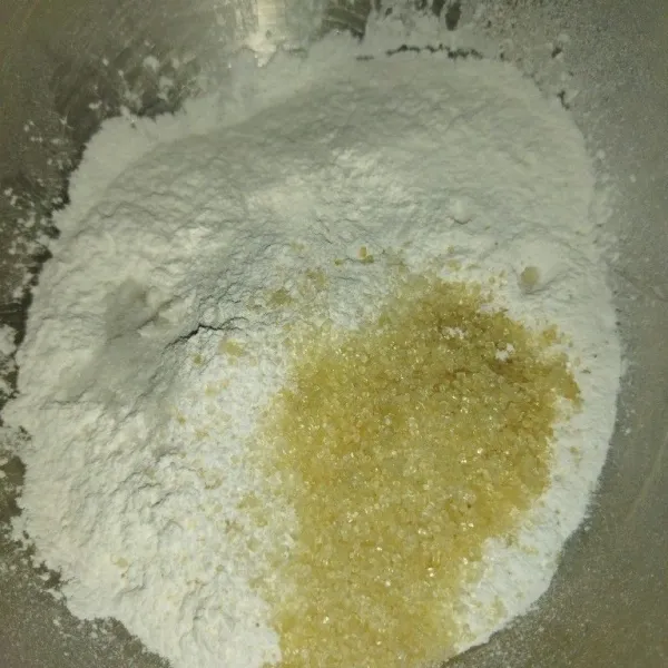 Siapkan wadah, masukkan tepung ketan, tepung beras, garam, vanili bubuk dan gula pasir, aduk rata.