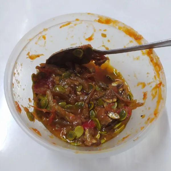 Siapkan bahan sambal.