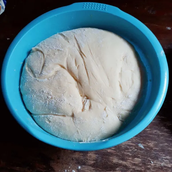 Bulatkan adonan, taburi tipis tepung terigu. 
Tutup adonan dan diamkan 1 jam hingga mengembang.