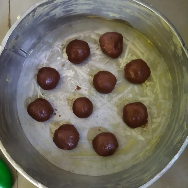 Bentuk seperti bola-bola coklat.