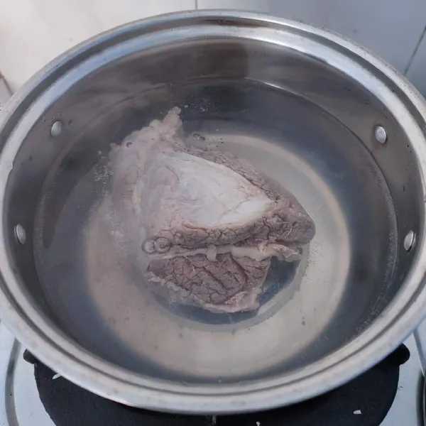 Rebus daging sapi dengan 1000 ml air hingga empuk, kemudian tiriskan.