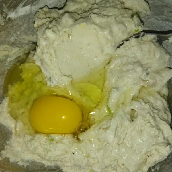 Tambahkan sagu dan tepung terigu, lalu aduk rata dan masukkan telur. Aduk hingga semua bahan tercampur rata.