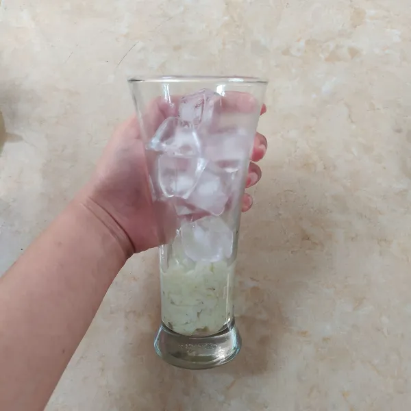 Masukkan tape dan es batu ke gelas.
