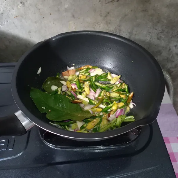 Tumis bumbu iris dan bumbu cemplung sampai matang.