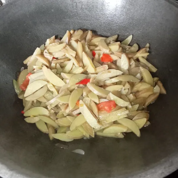 Masak hingga airnya berkurang, kemudian cicipi rasanya dan jika sudah pas siap untuk disajikan.