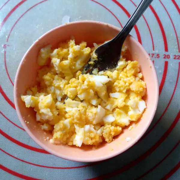 Hancurkan telur menggunakan garpu.