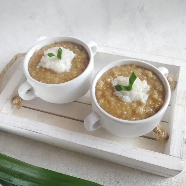 Tuang bubur warna merah di dasar wadah, lalu tambahkan 1 sdm bubur putih. Beri garnish daun pandan dan siap disajikan.