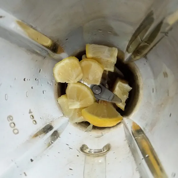 Masukkan lemon ke dalam blender.