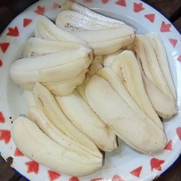 Kupas pisang dan belah menyerupai kipas.