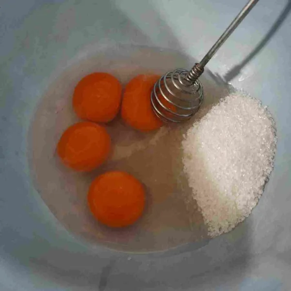 Kocok telur dan gula pasir hingga gula  larut