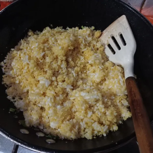 Masukkan nasi jagung dan aduk rata.