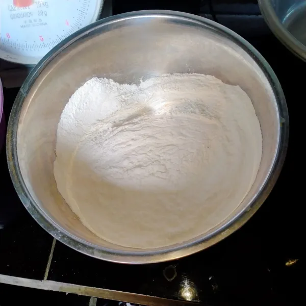 Siapkan bahan kering. Campurkan gula pasir, tepung kanji, tepung beras, dan vanili, lalu aduk rata.