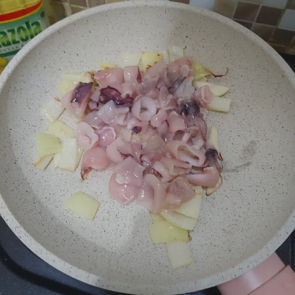 Kemudian masukkan potongan cumi-cumi dan aduk merata hingga cumi berubah warna.