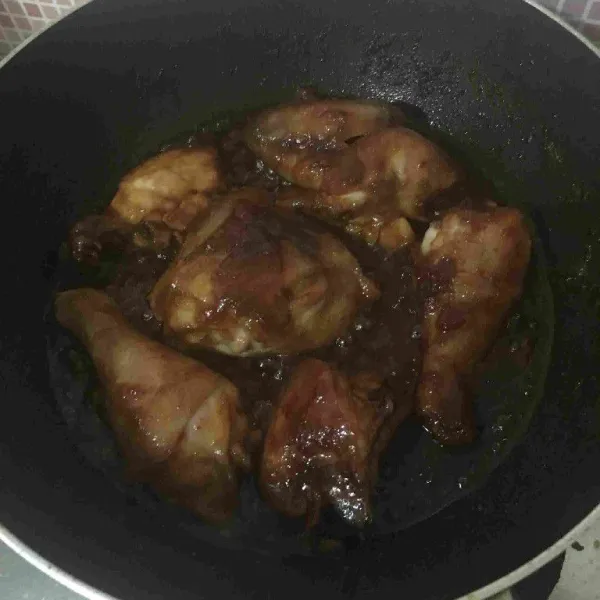 Masukkan ayam, masak hingga ayam empuk, bumbu meresap dan air menyusut (tes rasa). 
Jika sudah matang siap disajikan.