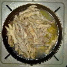 Lalu masukkan air dan ceker ayam.