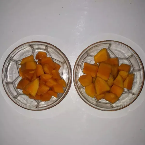 Potong-potong buah mangga. Satu bagian di haluskan bersama bahan lain, satu bagian untuk isian popsicle (potongan buah mangga).